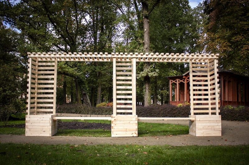 woodtechnika-zabudowa-ogrodowa-pergola-3-lawki-lawka-drewniana-2.webp