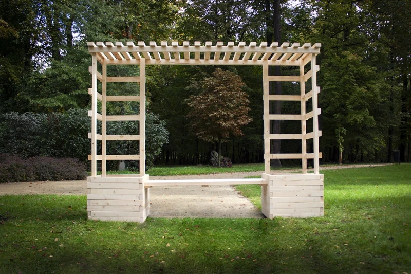 woodtechnika-zabudowa-ogrodowa-pergola-drewniana-z-lawka-1.webp